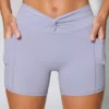 Mini shorts con vita intrecciata e tasche in pervinca Mini shorts con vita intrecciata e tasche in pervinca