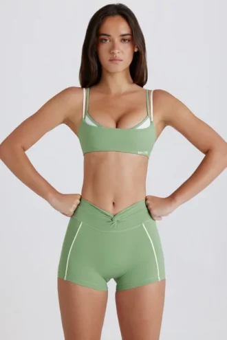 Mini shorts Soft Active con dettaglio intrecciato sul davanti in verde