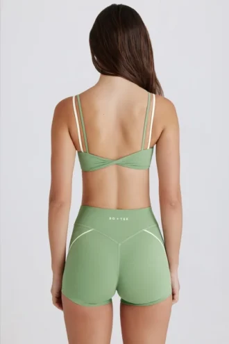 Mini shorts Soft Active con dettaglio intrecciato sul davanti in verde