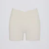 Mini shorts Soft Active con tasche e vita a V in color crema Mini shorts Soft Active con tasche e vita a V in color crema