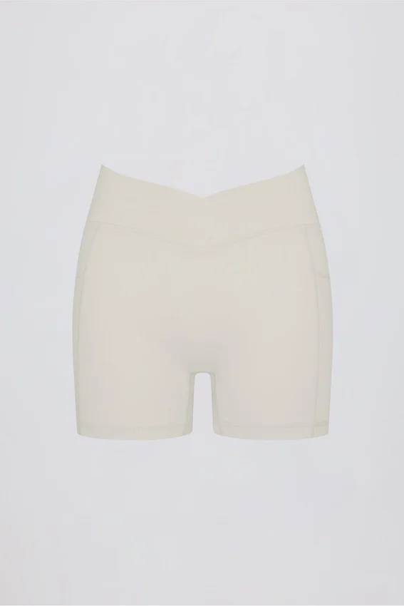 Mini shorts Soft Active con tasche e vita a V in color crema Mini shorts Soft Active con tasche e vita a V in color crema