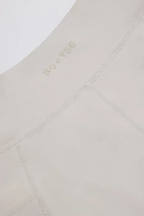Mini shorts Soft Active con tasche e vita a V in color crema Mini shorts Soft Active con tasche e vita a V in color crema