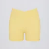 Mini shorts Soft Active con tasche e vita a V in giallo limone Mini shorts Soft Active con tasche e vita a V in giallo limone