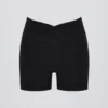 Mini shorts Soft Active con tasche e vita a V in nero