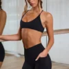 Mini shorts Soft Active con tasche e vita a V in nero