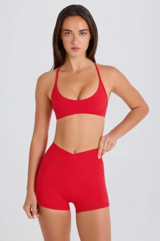 Mini shorts Soft Active con tasche e vita a V in rosso fragola
