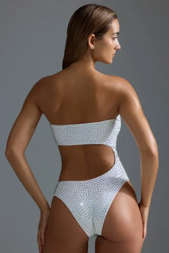 Oh Polly Costumi da Bagno: Costume intero cut-out con decorazioni HOTFIX in bianco Oh Polly Costumi da Bagno: Costume intero cut-out con decorazioni HOTFIX in bianco