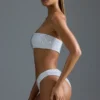 Oh Polly Costumi da Bagno: Costume intero cut-out con decorazioni HOTFIX in bianco Oh Polly Costumi da Bagno: Costume intero cut-out con decorazioni HOTFIX in bianco