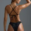 Oh Polly Costumi da Bagno: Slip Bikini a vita alta con taglio a V e decorazioni in nero, edizione HOTFIX Oh Polly Costumi da Bagno: Slip Bikini a vita alta con taglio a V e decorazioni in nero, edizione HOTFIX