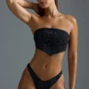 Oh Polly Costumi da Bagno: Top bikini a fascia con sciarpa decorata, edizione HOTFIX, in nero Oh Polly Costumi da Bagno: Top bikini a fascia con sciarpa decorata, edizione HOTFIX, in nero