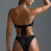 Oh Polly Costumi da Bagno: Top bikini a fascia con sciarpa decorata, edizione HOTFIX, in nero Oh Polly Costumi da Bagno: Top bikini a fascia con sciarpa decorata, edizione HOTFIX, in nero