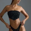 Oh Polly Costumi da Bagno: Top bikini a fascia con sciarpa decorata, edizione HOTFIX, in nero Oh Polly Costumi da Bagno: Top bikini a fascia con sciarpa decorata, edizione HOTFIX, in nero