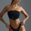 Oh Polly Costumi da Bagno: Top bikini a fascia con sciarpa decorata, edizione HOTFIX, in nero Oh Polly Costumi da Bagno: Top bikini a fascia con sciarpa decorata, edizione HOTFIX, in nero