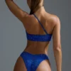 Oh Polly Costumi da Bagno: Top bikini a fascia monospalla decorato HOTFIX Edition in blu reale Oh Polly Costumi da Bagno: Top bikini a fascia monospalla decorato HOTFIX Edition in blu reale