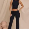 Pantaloni a gamba dritta a vita media Hollis in nero Pantaloni a gamba dritta a vita media Hollis in nero