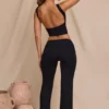 Pantaloni a gamba dritta a vita media Hollis in nero Pantaloni a gamba dritta a vita media Hollis in nero