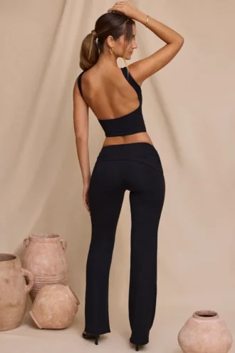Pantaloni a gamba dritta a vita media Hollis in nero