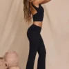 Pantaloni a gamba dritta a vita media Hollis in nero Pantaloni a gamba dritta a vita media Hollis in nero