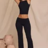 Pantaloni a gamba dritta a vita media Hollis in nero Pantaloni a gamba dritta a vita media Hollis in nero