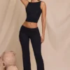 Pantaloni a gamba dritta a vita media Hollis in nero Pantaloni a gamba dritta a vita media Hollis in nero
