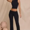 Pantaloni a gamba dritta a vita media Hollis in nero Pantaloni a gamba dritta a vita media Hollis in nero