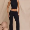 Pantaloni a gamba dritta a vita media Hollis in nero Pantaloni a gamba dritta a vita media Hollis in nero