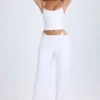 Pantaloni a gamba larga con cut-out e cintura Zaria in bianco Pantaloni a gamba larga con cut-out e cintura Zaria in bianco