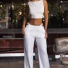 Pantaloni a gamba larga con cut-out e cintura Zaria in bianco Pantaloni a gamba larga con cut-out e cintura Zaria in bianco