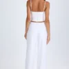 Pantaloni a gamba larga con cut-out e cintura Zaria in bianco Pantaloni a gamba larga con cut-out e cintura Zaria in bianco