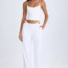 Pantaloni a gamba larga con cut-out e cintura Zaria in bianco Pantaloni a gamba larga con cut-out e cintura Zaria in bianco