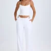 Pantaloni a gamba larga con cut-out e cintura Zaria in bianco Pantaloni a gamba larga con cut-out e cintura Zaria in bianco