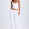Pantaloni a gamba larga con cut-out e cintura Zaria in bianco Pantaloni a gamba larga con cut-out e cintura Zaria in bianco