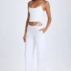 Pantaloni a gamba larga con cut-out e cintura Zaria in bianco Pantaloni a gamba larga con cut-out e cintura Zaria in bianco