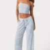 Pantaloni a vita bassa in jersey a costine a righe blu Pantaloni a vita bassa in jersey a costine a righe blu