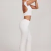 Pantaloni a vita media e gamba dritta Hollis in bianco Pantaloni a vita media e gamba dritta Hollis in bianco