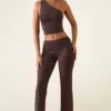Pantaloni a vita media e gamba dritta Hollis in marrone cioccolato Pantaloni a vita media e gamba dritta Hollis in marrone cioccolato