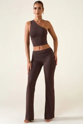 Pantaloni a vita media e gamba dritta Hollis in marrone cioccolato
