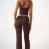 Pantaloni a vita media e gamba dritta Hollis in marrone cioccolato Pantaloni a vita media e gamba dritta Hollis in marrone cioccolato