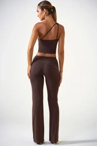 Pantaloni a vita media e gamba dritta Hollis in marrone cioccolato