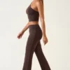 Pantaloni a vita media e gamba dritta Hollis in marrone cioccolato Pantaloni a vita media e gamba dritta Hollis in marrone cioccolato