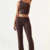 Pantaloni a vita media e gamba dritta Hollis in marrone cioccolato Pantaloni a vita media e gamba dritta Hollis in marrone cioccolato