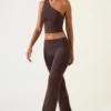 Pantaloni a vita media e gamba dritta Hollis in marrone cioccolato Pantaloni a vita media e gamba dritta Hollis in marrone cioccolato