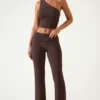 Pantaloni a vita media e gamba dritta Hollis in marrone cioccolato Pantaloni a vita media e gamba dritta Hollis in marrone cioccolato