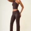 Pantaloni a vita media e gamba dritta Hollis in marrone cioccolato Pantaloni a vita media e gamba dritta Hollis in marrone cioccolato