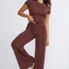 Pantaloni a vita media e gamba larga Nour Tall in color cioccolato Pantaloni a vita media e gamba larga Nour Tall in color cioccolato