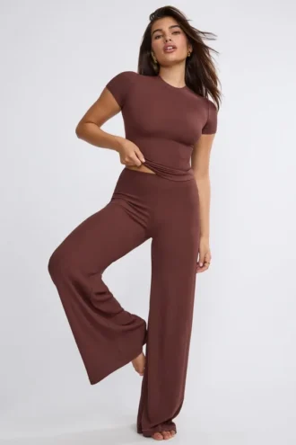 Pantaloni a vita media e gamba larga Nour Tall in color cioccolato