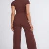 Pantaloni a vita media e gamba larga Nour Tall in color cioccolato Pantaloni a vita media e gamba larga Nour Tall in color cioccolato