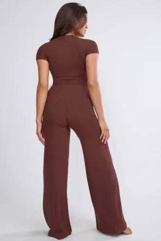 Pantaloni a vita media e gamba larga Nour Tall in color cioccolato