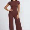 Pantaloni a vita media e gamba larga Nour Tall in color cioccolato Pantaloni a vita media e gamba larga Nour Tall in color cioccolato
