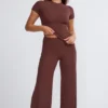 Pantaloni a vita media e gamba larga Nour Tall in color cioccolato Pantaloni a vita media e gamba larga Nour Tall in color cioccolato